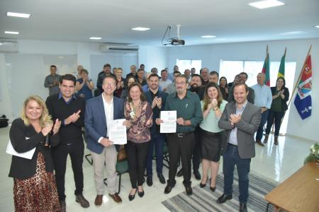 Prefeito participa de assinatura do convênio de mais de R$ 235 mil para a saúde dos idosos Prefeito participa de assinatura do convênio de mais de R$ 235 mil para a saúde dos idosos