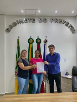 Nova servidora toma posse na Prefeitura de Jóia Nova servidora toma posse na Prefeitura de Jóia